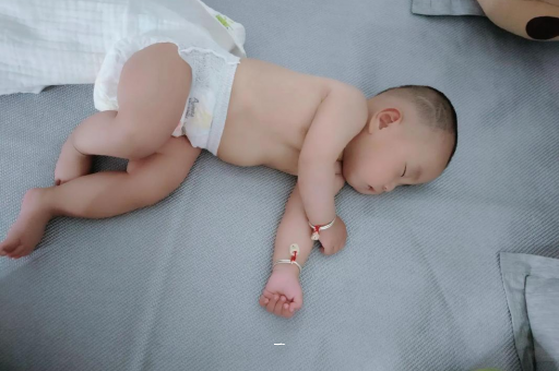 桐乡宝宝胳膊上起红疙瘩